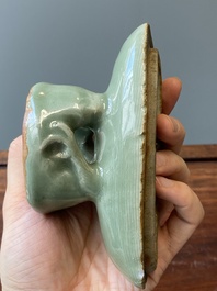 Een Chinese Longquan celadon wierookbrander in de vorm van een eend, Ming