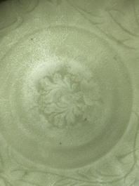 Een Chinese Longquan celadon lotusvormige schotel met onderglazuur decor, Ming