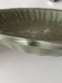 Plat en forme de lotus en porcelaine de Chine c&eacute;ladon de Longquan &agrave; d&eacute;cor incis&eacute;, Ming