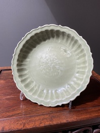 Plat en forme de lotus en porcelaine de Chine c&eacute;ladon de Longquan &agrave; d&eacute;cor incis&eacute;, Ming