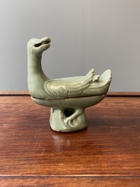 Een Chinese Longquan celadon wierookbrander in de vorm van een eend, Ming