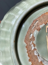 Plat en forme de lotus en porcelaine de Chine c&eacute;ladon de Longquan &agrave; d&eacute;cor incis&eacute;, Ming