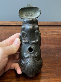 Compte-gouttes en bronze en forme de bixie avec une inscription, Chine, Ming