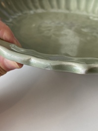Plat en forme de lotus en porcelaine de Chine c&eacute;ladon de Longquan &agrave; d&eacute;cor incis&eacute;, Ming