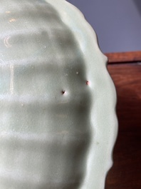 Plat en forme de lotus en porcelaine de Chine c&eacute;ladon de Longquan &agrave; d&eacute;cor incis&eacute;, Ming