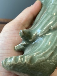 Een Chinese Longquan celadon wierookbrander in de vorm van een eend, Ming