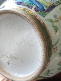 Een paar Chinese Canton famille rose vazen met celadon fondkleur, 19e eeuw