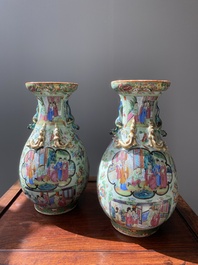 Paire de vases en porcelaine de Chine famille rose de Canton sur fond c&eacute;ladon, 19&egrave;me