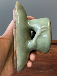 Een Chinese Longquan celadon wierookbrander in de vorm van een eend, Ming