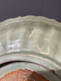 Plat en forme de lotus en porcelaine de Chine c&eacute;ladon de Longquan &agrave; d&eacute;cor incis&eacute;, Ming