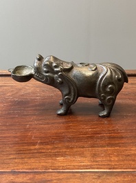 Compte-gouttes en bronze en forme de bixie avec une inscription, Chine, Ming