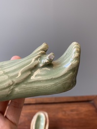 Een Chinese Longquan celadon wierookbrander in de vorm van een eend, Ming