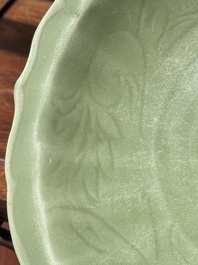 Een Chinese Longquan celadon lotusvormige schotel met onderglazuur decor, Ming