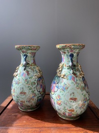 Paire de vases en porcelaine de Chine famille rose de Canton sur fond c&eacute;ladon, 19&egrave;me