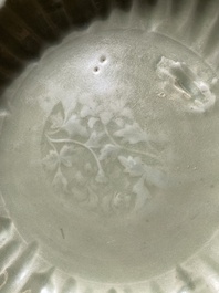 Plat en forme de lotus en porcelaine de Chine c&eacute;ladon de Longquan &agrave; d&eacute;cor incis&eacute;, Ming