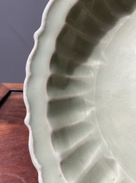 Plat en forme de lotus en porcelaine de Chine c&eacute;ladon de Longquan &agrave; d&eacute;cor incis&eacute;, Ming