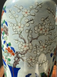 Paire de vases de forme rouleau en porcelaine de Chine wucai, 19/20&egrave;me