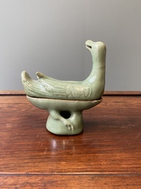 Een Chinese Longquan celadon wierookbrander in de vorm van een eend, Ming