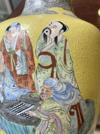 Een paar Chinese famille rose vazen met geleerden op een gele sgraffiato fond, Qianlong merk, Republiek