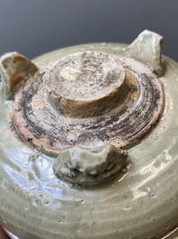 Br&ucirc;le-parfum tripode en porcelaine de Chine c&eacute;ladon de Longquan, Ming
