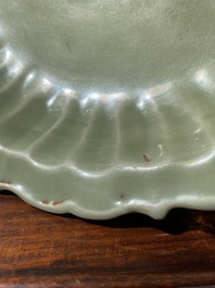 Plat en forme de lotus en porcelaine de Chine c&eacute;ladon de Longquan &agrave; d&eacute;cor incis&eacute;, Ming