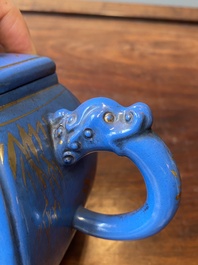 Een Chinese blauw-geglazuurde Yixing steengoed theepot met verguld decor, Qianlong merk, 20e eeuw