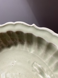 Plat en forme de lotus en porcelaine de Chine c&eacute;ladon de Longquan &agrave; d&eacute;cor incis&eacute;, Ming