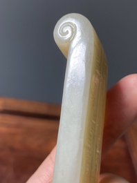 Twee Chinese penseelrusten in celadon en witte jade, Qing