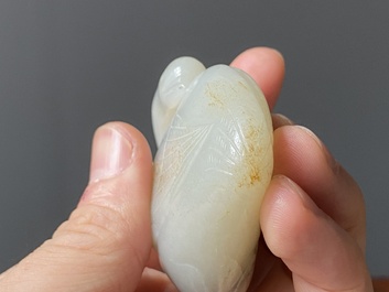 Deux sculptures en jade blanc et c&eacute;ladon repr&eacute;sentant une oie et un lion avec son petit, Chine, Qing