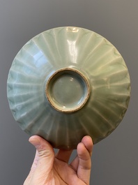 Un vase et un bol en forme de lotus en porcelaine de Chine c&eacute;ladon de Longquan, Yuan ou post&eacute;rieur