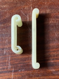 Twee Chinese penseelrusten in celadon en witte jade, Qing