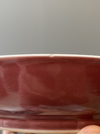 Een Chinees monochroom koperrood bord, Qianlong merk en periode