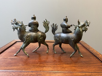 Een paar Chinese bronzen wierookbranders in de vorm van jongens op kylins, Ming
