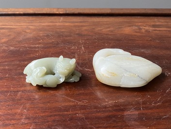 Deux sculptures en jade blanc et c&eacute;ladon repr&eacute;sentant une oie et un lion avec son petit, Chine, Qing