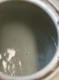 Th&eacute;i&egrave;re couverte en porcelaine de Chine qianjiang cai, sign&eacute;e Wang Xiaoting 汪小亭 , dat&eacute;e 1950