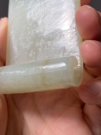 Twee Chinese penseelrusten in celadon en witte jade, Qing