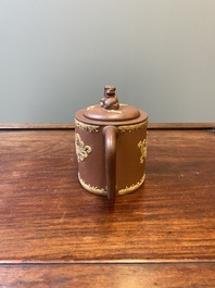 Een Chinese Yixing steengoed theepot met opgelegde draak, Kangxi