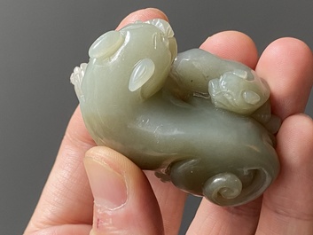 Deux sculptures en jade blanc et c&eacute;ladon repr&eacute;sentant une oie et un lion avec son petit, Chine, Qing