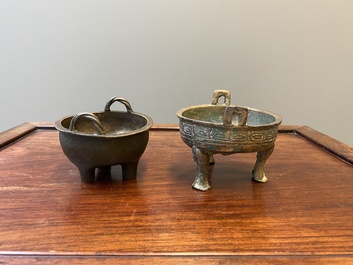 Deux r&eacute;cipients tripodes rituels en bronze, 'ding', Chine, Zhou de l'Ouest et Yuan
