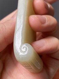 Twee Chinese penseelrusten in celadon en witte jade, Qing