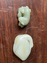 Deux sculptures en jade blanc et c&eacute;ladon repr&eacute;sentant une oie et un lion avec son petit, Chine, Qing