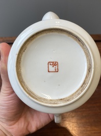 Th&eacute;i&egrave;re couverte en porcelaine de Chine qianjiang cai, sign&eacute;e Wang Xiaoting 汪小亭 , dat&eacute;e 1950