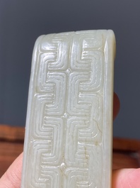 Twee Chinese penseelrusten in celadon en witte jade, Qing