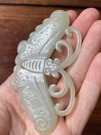 Een Chinese witte en roestkleurige jade hanger en een celadon jade 'vlinder' plaquette, Qing/Republiek