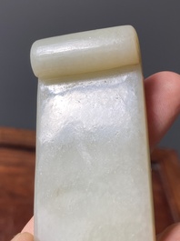 Twee Chinese penseelrusten in celadon en witte jade, Qing