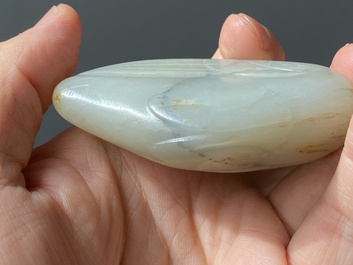 Deux sculptures en jade blanc et c&eacute;ladon repr&eacute;sentant une oie et un lion avec son petit, Chine, Qing