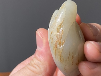 Deux sculptures en jade blanc et c&eacute;ladon repr&eacute;sentant une oie et un lion avec son petit, Chine, Qing