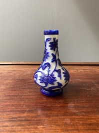 Vase de forme bouteille en verre overlay de P&eacute;kin &agrave; d&eacute;cor de lotus en bleu sur blanc, Chine, 19&egrave;me