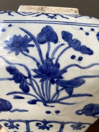 Een Chinese blauw-witte 'lotusvijver' vaas, Jiajing merk en wellicht periode