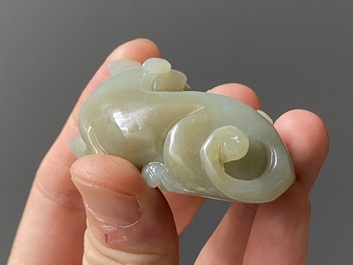 Deux sculptures en jade blanc et c&eacute;ladon repr&eacute;sentant une oie et un lion avec son petit, Chine, Qing